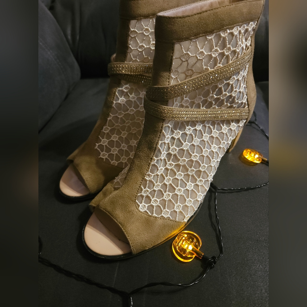 MIDNIGHT VELVET  Peep Toe Lace zip up Ankle Booties sz9